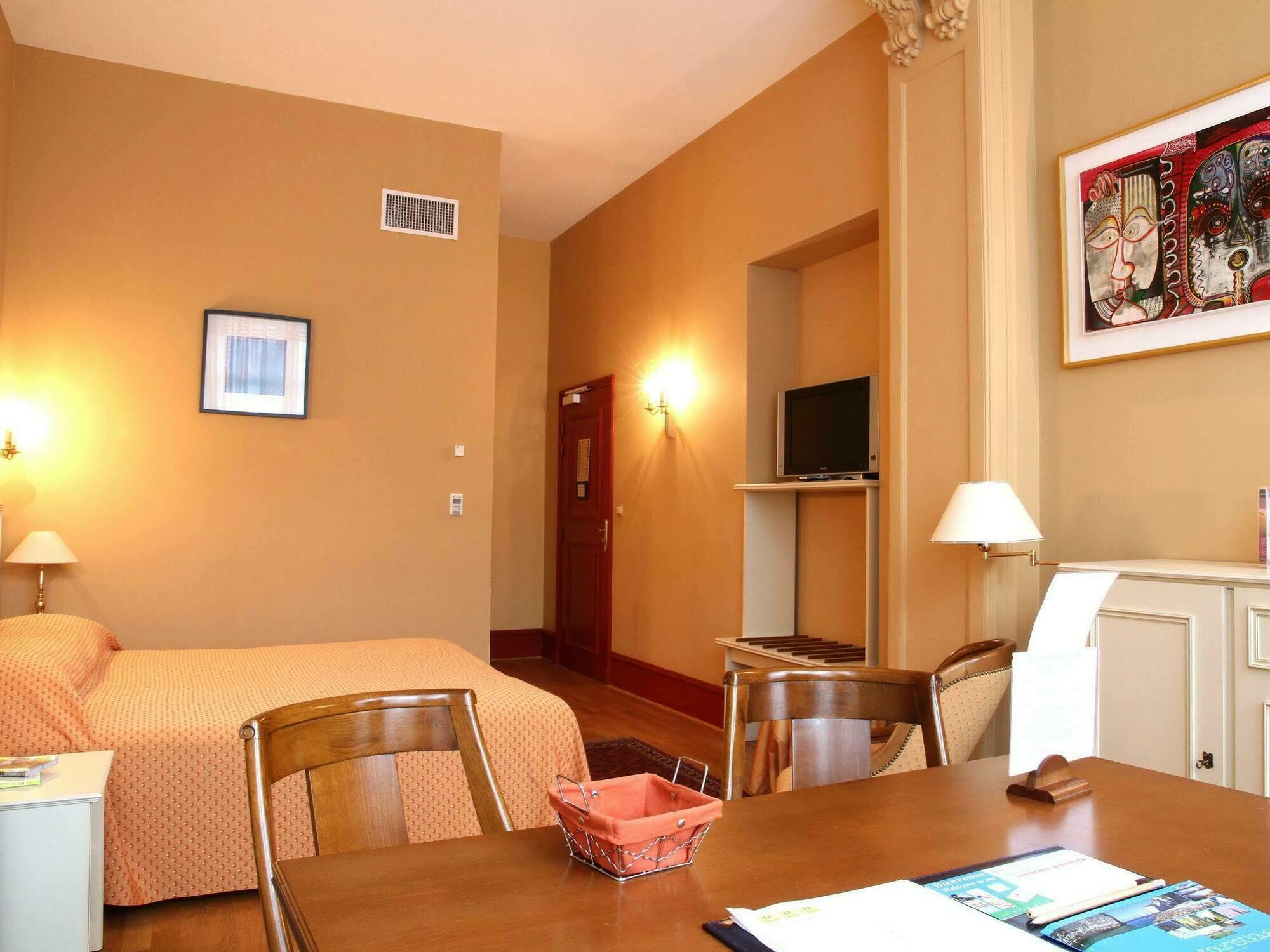 Ermitage Bouquet Hotel Rouen Exterior photo